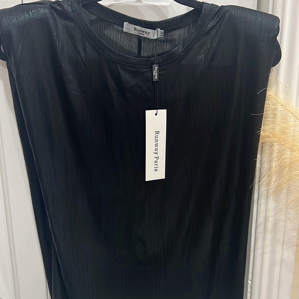 🖤Shoulder Pad sleeve less top